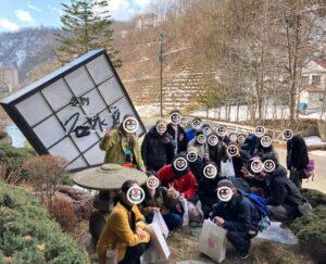 屋外, 草, グループ, 座る が含まれている画像

AI によって生成されたコンテンツは間違っている可能性があります。