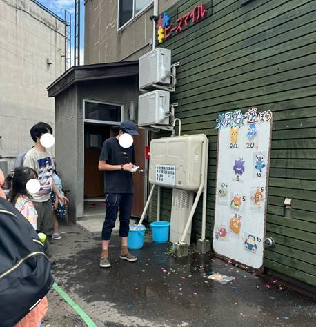 歩道を歩いている人たち

AI によって生成されたコンテンツは間違っている可能性があります。