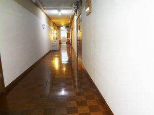 屋内, 部屋, テーブル, 座る が含まれている画像

AI によって生成されたコンテンツは間違っている可能性があります。