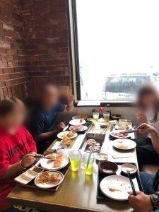 レストランで食事をしている人達

AI によって生成されたコンテンツは間違っている可能性があります。