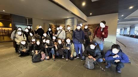 天井, 屋内, 人, 民衆 が含まれている画像

AI によって生成されたコンテンツは間違っている可能性があります。