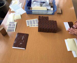 机の上にある数種類のパンフレット

AI によって生成されたコンテンツは間違っている可能性があります。