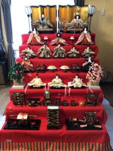 屋内, テーブル, 座る, 小さい が含まれている画像

AI によって生成されたコンテンツは間違っている可能性があります。