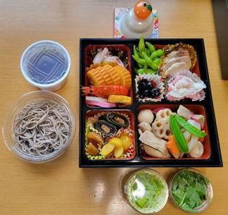 テーブルの上にあるいろんな食べ物

AI によって生成されたコンテンツは間違っている可能性があります。