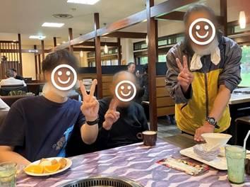 レストランで食事をする男性

AI によって生成されたコンテンツは間違っている可能性があります。