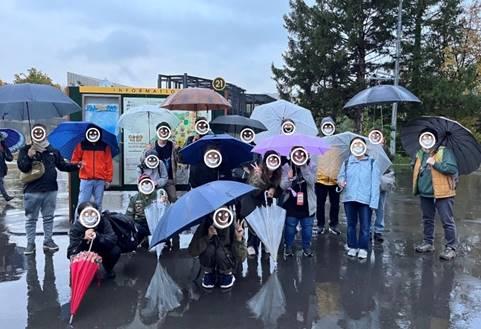 傘をさして立っている人たち

AI によって生成されたコンテンツは間違っている可能性があります。