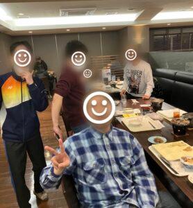 人, 屋内, テーブル, 男 が含まれている画像

AI によって生成されたコンテンツは間違っている可能性があります。