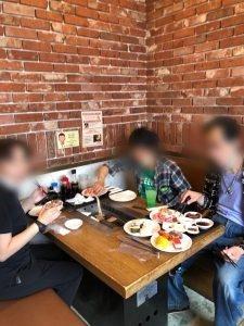 テーブルを囲んで座っている男性

AI によって生成されたコンテンツは間違っている可能性があります。